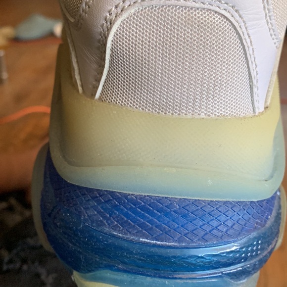 I don’t haveThe box anymore but I could provide one for you - Picture 8 of 9